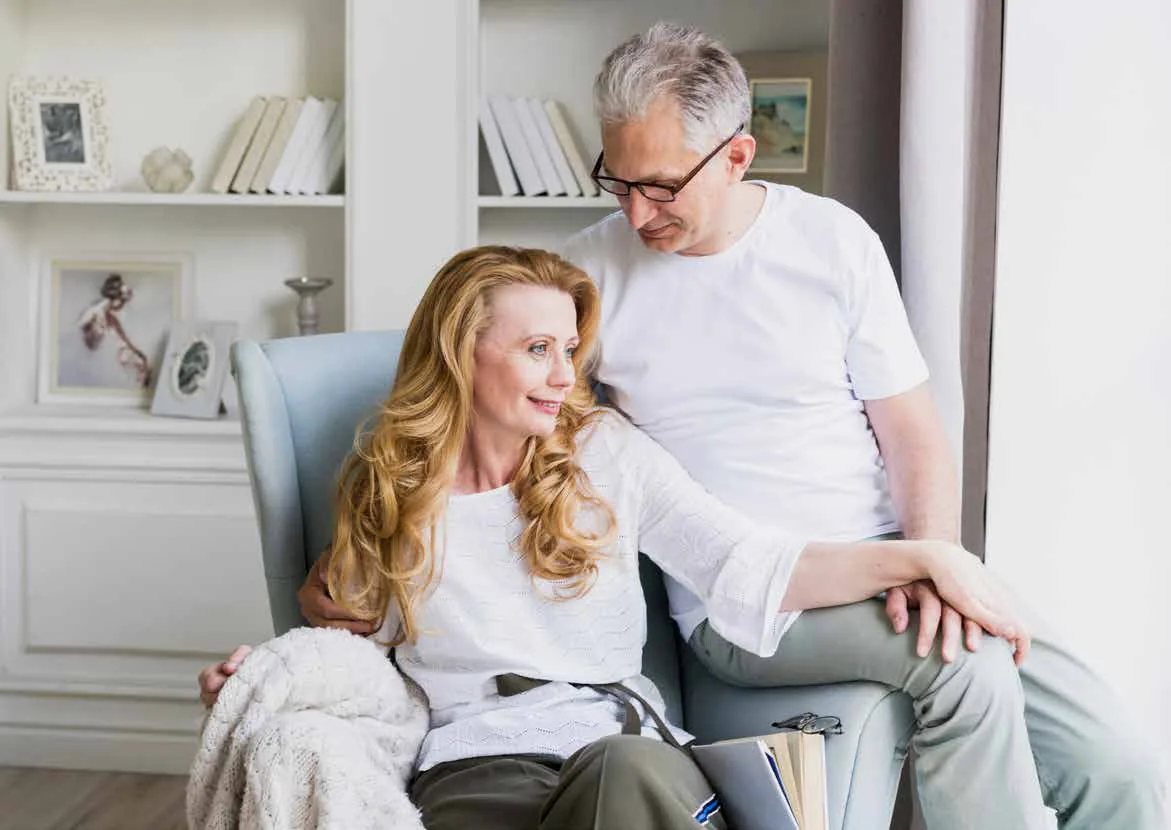 Pareja de personas mayores en casa