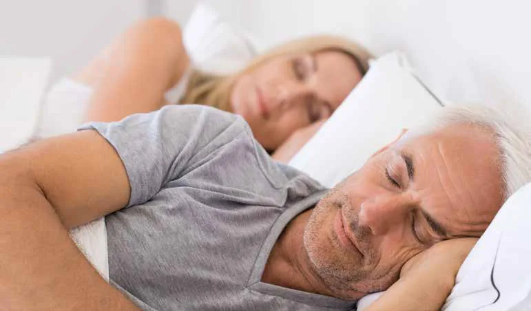 Pareja durmiendo plácidamente